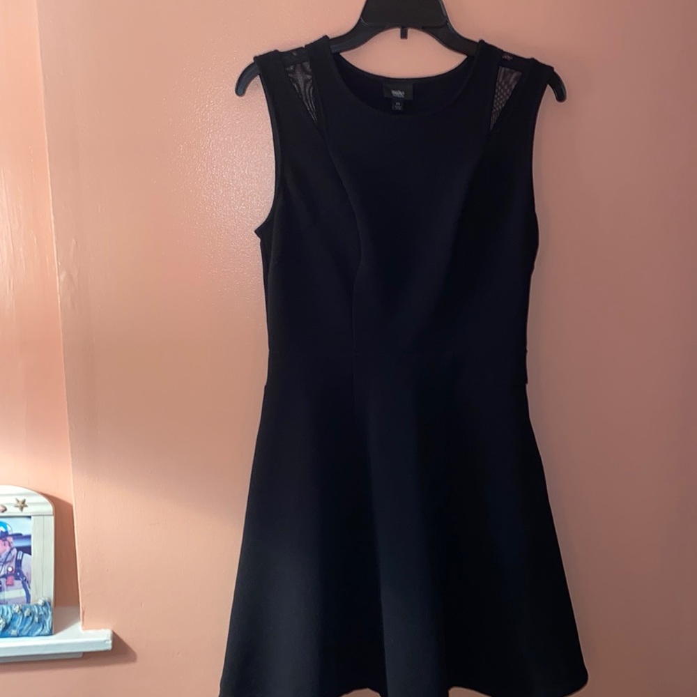 Very cute little black dress!